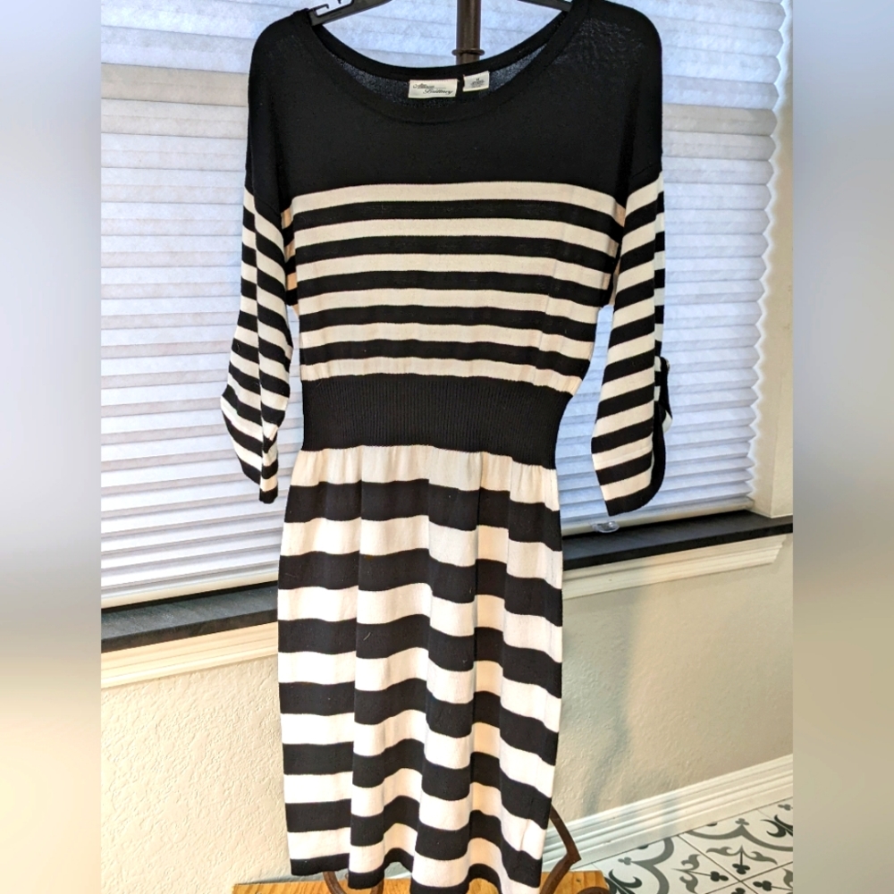 Gently worn, 3/4 length sleeves, size medium Allison Britney dress.